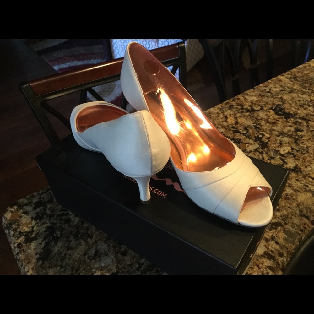 Nina satin ivory pumps - Picture 2 of 3